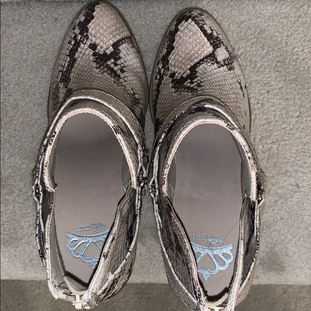 NWOT Fergalicious Snakeskin Design Booties - Picture 6 of 6